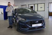 アニョレッリのポッジボンシ本店で迎えてくれたエマヌエル氏。車両は「フォード・フィエスタ1.0エコブースト ハイブリッド」。