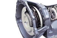 FR車用ATのトルクコンバーター。流体を介した動力伝達に加え、タービンランナーを回した後の流体をステーターによって再度ポンプインペラーへと誘導することにより、トルクを増幅させる機能も備えている。