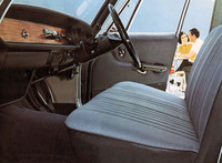 「ルーチェ バン デラックス」の前席。ベンチシート＋コラムシフトで3人掛け（定員6人）だった。