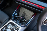 センターコンソールの前端にカップホルダーとスマートフォンのワイヤレスチャージャーを装備。これもアンビエントライトで囲まれる。