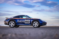 「ポルシェ911ダカール」のボディーサイズは全長×全幅×全高＝4530×1864×1338mm、ホイールベースは2450mm。軽量化対策も十分に行われ、車重は1605kgに抑えられている。