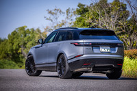 「ヴェラール」は「レンジローバー・スポーツ」と「レンジローバー・イヴォーク」の中間に位置するモデルで、都会派と呼べるスタイリッシュなフォルムが特徴だ。ボディーカラーは新色となる写真の「ザダルグレイ」（9万3000円の有償オプション）を含む全9色から選択できる。