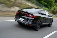 サスペンションはフロントがストラット式でリアがトーションビーム式。フラットな路面だといいが、荒れた路面などでは基本骨格がBセグメントであることを感じさせた。