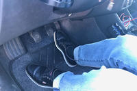 左ハンドルの「147」ではヒール＆トウがしづらい。