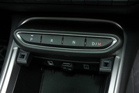 操作系は「フィアット600」などにも見られる、ステランティスのコンパクトモデルでおなじみのもの。シフトセレクターは押しボタン式で、横一列の配置もあってブラインドでの操作はしづらい。