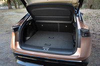 奥行き973mm、最大幅1387mmという広さを持つ「アリア」のラゲッジスペース。テールゲートにはハンズフリー機能付きのリモコン開閉機構が備わっている。