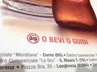 ビールの広告に記された「運転するか、飲むか」の文字。