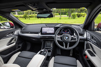 メーターパネルとコントロールディスプレイを一体化させた「BMWカーブドディスプレイ」が目を引くコックピット。基本デザインは先に登場した「X1」に準じている。