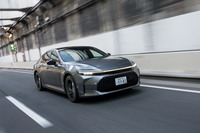 車両本体価格はハイブリッド車が730万円で水素燃料電池車が830万円。ただし、国からの補助金136万3000円を加味すると後者のほうが安く買えることになる。