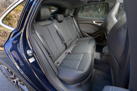 先代にあたる「A4」よりも後席のヘッドルームが拡大。足元などの広さはクラスなりといったところ。