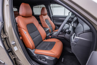 テラコッタとブラックを組み合わせたシートのカラーコーディネートが「レトロスポーツエディション」の特徴。「CX-5 XD」の運転席には、10Wayの電動調整機構（メモリー機能付き）が標準で装備されている。