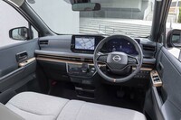 ファブリックが大胆に使われたダッシュボードは既存の軽自動車とは一線を画す質感だ。助手席の前方は大きくえぐられ、スマートフォンなどが置けるようになっている。