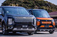 「デリカD：5」（写真左）と「デリカミニ」（同右）のフロントフェイス。「ダイナミックシールドも、デリカミニは力強さではなくて愛嬌（あいきょう）を強調しています」と今本さん。