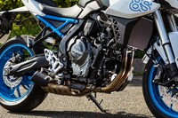 「Vストローム800DE」にも搭載される、排気量775ccのパラレルツインエンジン。270°位相クランクと2つの1次バランサーの組み合わせが特徴で、スムーズな回転フィールを実現している。