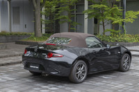 新色ブラウンのほろが組み合わされる特別仕様車「ロードスター キャラメルトップ」。ボディーカラーは全7色が用意される。