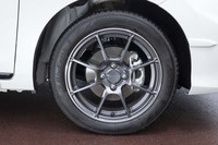 ホイールもサスペンションの一部という設計思想のもとに開発された専用アルミホイール。ホイールのしなりを利用してタイヤの接地面圧を高めている。