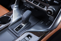 「LX700h」登場以前はストレート式だったシフトセレクターは全車で電子制御式に変更。大幅なサイズダウンを実現している（以前はげんこつのように大きなノブが付いていた）。