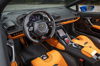 インテリアの基本デザインは「ウラカンEVO」と同様。今回の試乗車は左ハンドル仕様だったが、右ハンドルも選択できる。