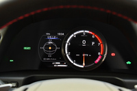 “Fスポーツ”専用デザインの計器盤。メーターリングは可動式で、デザインを変化させつつ、さまざまな情報をドライバーに伝える。