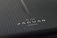 インストゥルメントパネルに記された「EST.1935」「JAGUAR」「COVENTRY」の文字。スポーツカーを起源とするジャガーの伝統は、今も色濃く受け継がれているのだ。