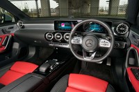 2段構造のダッシュボードが特徴的なインテリア。左右のドアパネル間をシルバーのラインで結ぶことで、広々感を表現している。