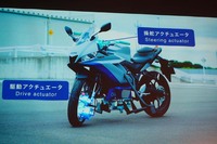 試験走行中に臨む「AMSAS」搭載車両のイメージ。極低速どころか静止状態でも自立できている。ヤマハでは、同システムの市販車両への実装を目指して開発を続けていくという。