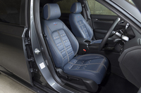 クラシカルな色調と意匠の本革シートはまさに1970年代のテイスト。