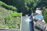 放水路の下では新しい発電機を建設中だった。