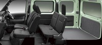 新型「ハイゼット カーゴ」の車内。広々とした荷室が最大の特徴となっている。