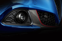 カーボン調仕上げのフロントグリルを採用する。