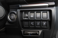 ステアリングホイールの右下には、パーキングソナーやトラクションコントロール、アイドリングストップなどのオン／オフスイッチがレイアウトされる。