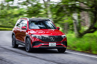 内燃機関車の「GLB」と同じ「MFA2」プラットフォームが採用される「EQB」。サスペンションもGLBと同じくフロントがマクファーソンストラット式、リアがマルチリンク式となる。