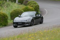 エンジンのパワーアップなどで商品力を高めた「ロードスターRF」だったが、“軽さ”の魅力を覆すまでにはいたらなかった。