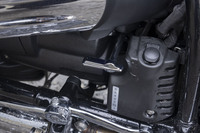 超ヘビー級の「R18トランスコンチネンタル」と「R18B」には、スターターモーターの力で後進する「リバースギア」（車体後進機構）が備わっている。写真のレバーを下向きに下げてイグニッションスイッチを押すと、車体が後進する。