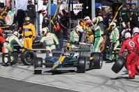 ダニー・バハー時代のロータスは、F1やインディーカーシリーズに出資。自社の名を冠するチームをサーキットで走らせて広告塔とする戦略に出たが、成績不振もあり、思うようにブランド価値の向上にはつながらなかった。