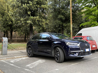 公共充電ポールでチャージ中の「DS 7クロスバックE-TENSE」。2021年春、シエナにて。