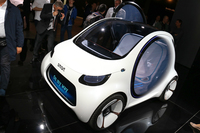 「スマート・ビジョンEQフォーツー」。インテリジェントで効率的な配車によって、シェアリング車両の数を抑えることも示唆されている。