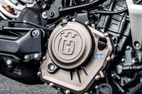 クラッチカバーに描かれたハスクバーナのロゴマーク。