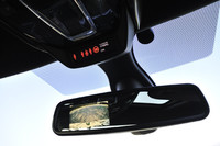 液晶モニター内蔵のルームミラーは日本仕様専用の装備。イグニッションをオンにすると、左ドアミラーに取り付けられたカメラによる左方の映像が映し出される。また、ATセレクターをリバースに入れると、バックカメラによる後方映像が映るようになっている。