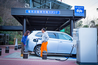 横須賀パーキングエリアにて急速充電器を利用する田中ケンさん。NEXCO東日本のパーキングエリア、サービスエリアの急速充電器は、事前の申し込みや手続きなしに、行ったらその場で利用できる。