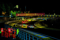 すっかり暗くなったサルトサーキット。黄色いヘッドランプをともしたマシンが、勝利を目指して走り続ける。
    