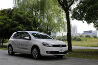 航続距離は最大で150km。ドイツでは、就業者10人中6人が通勤にクルマを使い、そのうち約46％が片道10km以下の移動にすぎないとのこと。