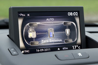 モニターにはエンジンとモーターの稼働状況が表示される。