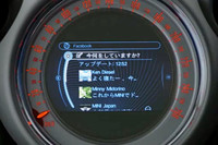 「MINIコネクテッド」はiPhoneに専用アプリをダウンロードすることで実現する機能。Facebook（写真）やTwitter、ニュース受信のほか、車両のコンディションチェックや加速度グラフなどをセンターモニターに表示することができる。（写真＝MINI）