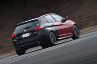 外装色はテスト車の「クープ・フランシュ」のほか、「パール・ホワイト」「アルティメット・レッド」「ペルラ・ネラ・ブラック」「マグネティック・ブルー」「ハリケーン・グレー」の5色が用意されている。