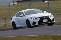 まずは“素”の「RC F」でコースに出る。