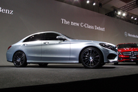 優れた空力性能がうたわれる新型「メルセデス・ベンツCクラス」。そのボディーパネルの大半にはアルミニウムが用いられ、車重の軽量化が図られている。
    