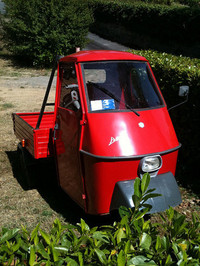 今の瞬間、この3輪トラック「アペ」に乗ればサウナ効果抜群である。