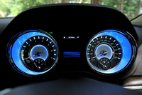 サファイアブルーのLED照明が印象的な大型の二眼メーター。