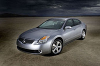 【写真上】インフィニティG35セダン【写真下】アルティマ